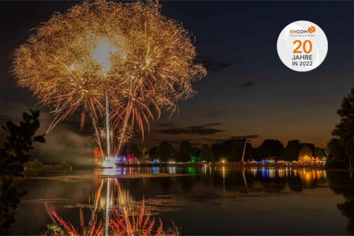 Feuerwerk über einem See. 20 Jahre SNcom - Das ist ein Grund zum Feiern